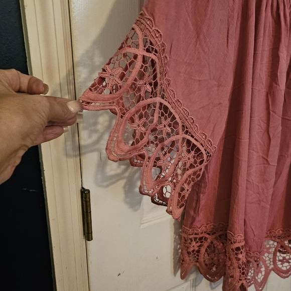 LE ROUGE, PINK, SHORT SLEEVE TOP WITH EYELET SLEEVES AND BOTTOM. 3X - Picture 4 of 5